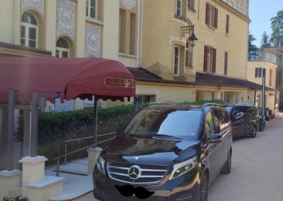 Nella foto Taxi Bellagio auto davanti a un hotel