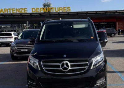 Auto a Noleggio con autista Ncc . Davanti alle partenze di un aeroporto