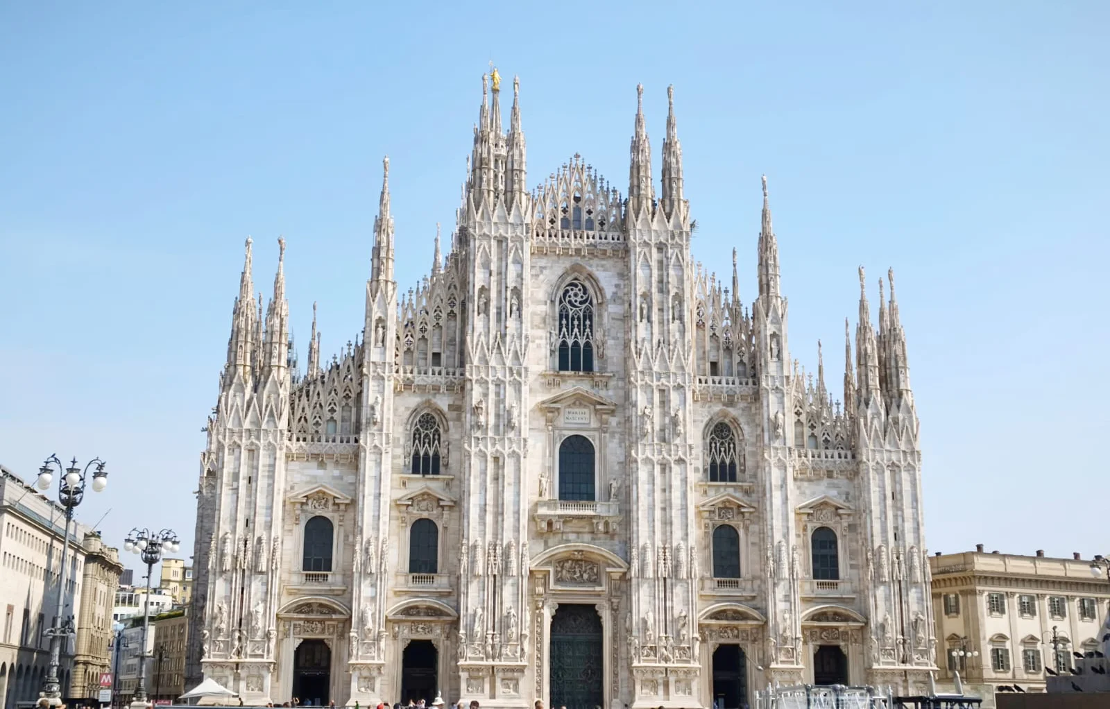 Transfer privato da Milano al Lago di Como: raggiungi Bellagio e le località del lago con un servizio comodo e personalizzato, direttamente dal centro di Milano. verso località del lago di Como e dal lago di Como verso Milano